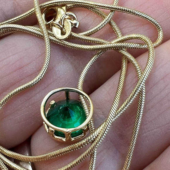 VINTAGE 14K YELLOW GOLD SYNTHETIC EMERALD SOLITAIRE PENDANT SNAKE CHAIN NECKLACE - Picture 3 of 16